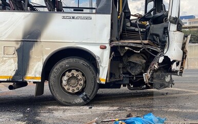 Najmanje 13 djece poginulo je u sudaru školskog autobusa i kamiona u Južnoj Africi