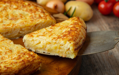 Bogati okusi siromašne kuhinje: Recept za omiljenu pikantnu pitu od jaja i krumpira