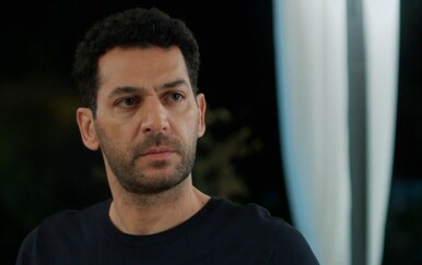 Tajne prošlosti: Zgodan na ekranu, još privlačniji uživo: publiku je osvojio već u prvim minutama