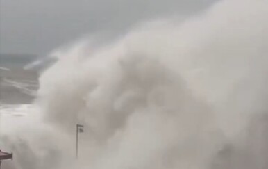 VIDEO Snimke koje lede krv u žilama: Valovi visoki devet metara pogodili turistički raj