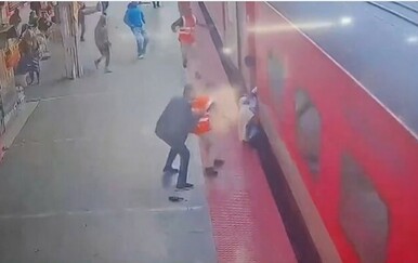 Vlak vukao po peronu oca sa sinom u naručju