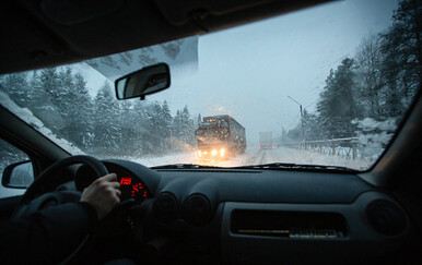 Drama u Slavoniji: S neočišćenih kamiona padao led po vozilima, probio vjetrobransko staklo