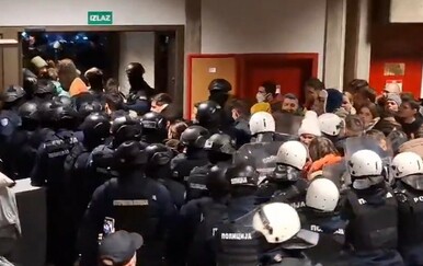 VIDEO Kaos u Novom Sadu: Policija upala na fakultet i nasilno prekinula studentski prosvjed