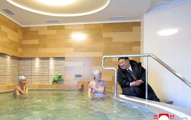 Veliki vođa sjeo na rub termalnog bazena i smješkao se kupaćicama: Slike obišle svijet