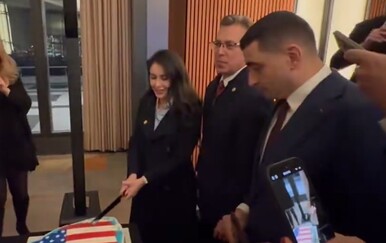 Republikanski kongresmeni rezali su grenlandsku tortu prekrivenu američkom zastavom