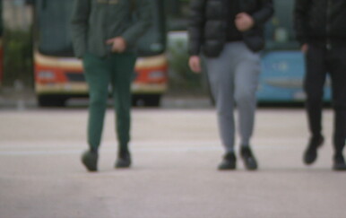 Srednjoškolci u Rijeci iščupali stolice iz autobusa i bacili ih na cestu