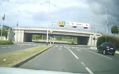 Vozač mislio da je strašno lukav kad je prošao kroz crveno, ali onda je uslijedio obrat