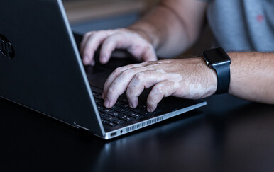 Ilustracija: osoba koristi laptop