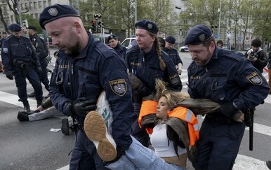 Policija odvodi klimatsku Shakiru