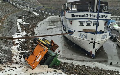 Brojni građani pali na ledu i ozlijedili se, KBC pun pacijenata! Prevnuo se i stroj za posipanje soli: "Ne izlazite iz domova"