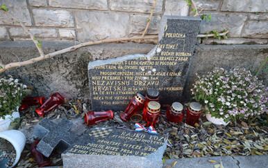 Uklonjena spomen-ploča branitelju na kojoj je pisalo "ustaški sin": Kada je obitelj vidjela prijedlog za novu ploču, odbila je postavljanje