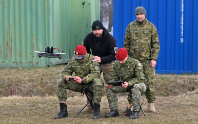 Instruktori za temeljno vojno osposobljavanje u hrvatskoj vojsci na obuci za FPV dronove