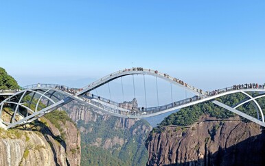 Stakleni most Ruyi u Kini