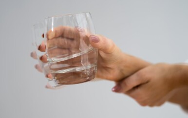 Zbog čega se tresu ruke? Ovi uzroci iznenađuju i potpuno zdrave ljude