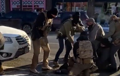 VIDEO Objavljene snimke pucnjave u SAD-u: Agenti ICE-a oborili muškarca na tlo pa ga ubili