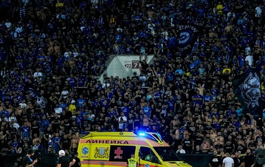 Kaos na stadionu zbog oluje: Stol pao na navijače, sudac morao prekinuti utakmicu