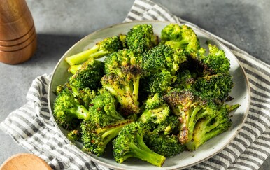 Senzacija iz pećnice: Pečena brokula s limunom, pinjolima i parmezanom