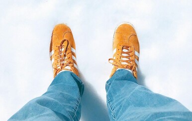 Bijele su klasik, ali tenisice u ovih 5 boja postaju pravi hit 2026. godine