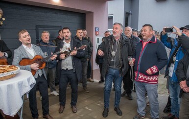 Miroslav Škoro blagoslovio vinograd i počastio cijelo selo pjesmom i trpezom