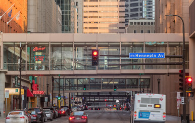 Hladnoća, tuča i kiša im ne mogu ništa: Grad u kojem satima možete lutati po centru, a da ne izađete na ulicu