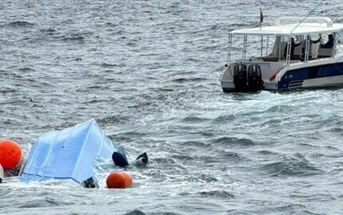 Troje francuskih turista poginulo u prevrtanju broda kod Omana