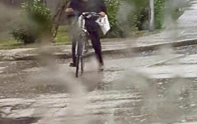Biciklist iz Mostara pronašao rješenje za kišu i postao viralni hit