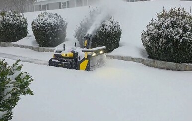 VIDEO Vani mećava, robot radi "sve u 16", a vlasnik sve promatra pijuckajući kavu na ugodnom plusu u kući