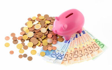 Kako se piše: novaca ili novca