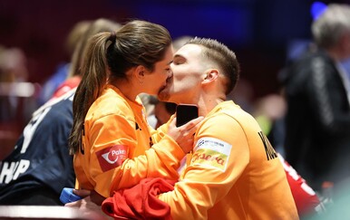 Naši rukometaši poslije trijumfa sa Slovenijom poletjeli u zagrljaje najmilijih