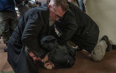 Demokratska zastupnica Ilhan Omar napadnuta tijekom govora