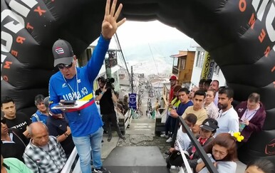 Samo za odvažne! Pogledajte snimku spusta od koje se ledi krv u žilama