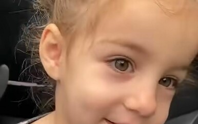 Mama objavila urnebesnu snimku blizanki, što kažete na ovaj trik?