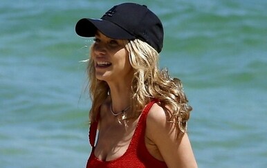 Tegan Kynaston mamila poglede na plaži u Sydneyju