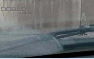 Prljavi kombi nasmijao vozače! Pogledajte kako je "očistio" tablicu