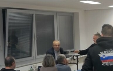 Vijećnik slovenske općine udario kolegu po licu