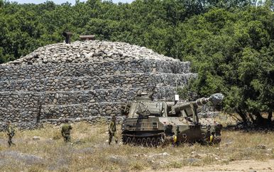 Izrael postavio dodatne tenkove na granicu sa Sirijom (Foto: AFP)