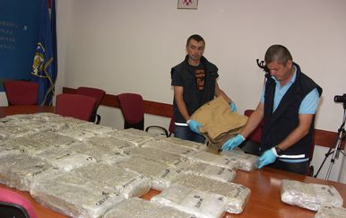 U krovnom prostoru vozila pronađeno 38 kg marihuane (Foto: MUP)