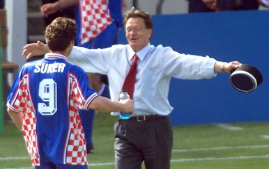 Ćiro Blažević i Davor Šuker u zagrljaju 1998. godine (Foto: AFP)