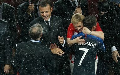Kolinda Grabar-Kitarović grli francuske nogometaše (Foto: AFP)