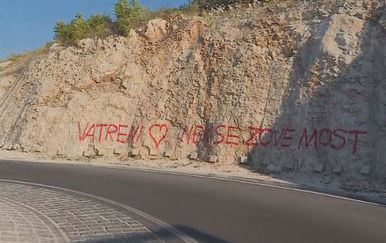Pored mosta Čiovo osvanuo grafit s prijedlogom promjena imena (Foto: Dnevnik.hr)