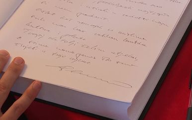 Premijer Andrej Plenković pisao u Knjigu žalosti za Olivera Dragojevića (Foto: Dnevnik.hr) - 3