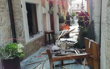 Eksplozija uništila lokal u Umagu (Foto: JVP Umag) - 6