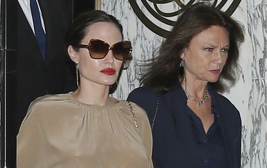 Angelina Jolie sa svojom krsnom kumom, glumicom Jaqueline Bissett u Parizu - 2
