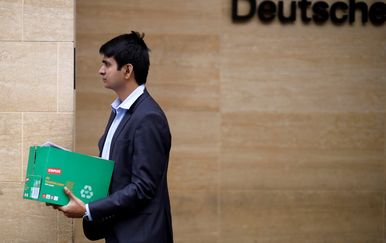 Otpušteni zaposlenik iz ureda Deutsche Banka u Londonu (Foto: AFP)