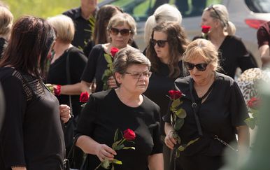 Na mjesnom groblju u Selcima Đakovačkim pokopana ubijena radnica Centra za socijalnu skrb (Dubravka Petric/PIXSELL)