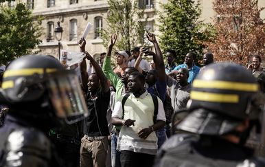 Stotine migranata izašlo na ulice Pariza (Foto: AFP) - 1