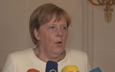 Njemačka kancelarka Angela Merkel ostajala je bez daha dok je davala izjavu (Screenshot: AP)