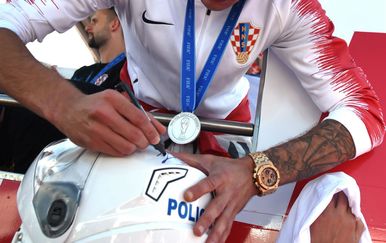 Mario Mandžukić potpisuje kacigu policajcu