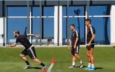 Higuain i Ronaldo sprintaju (Screenshot)