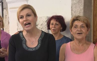 Kolinda Grabar-Kitarović zapjevala sa ženskim zborom u Kraljevici (Dnevnik.hr)